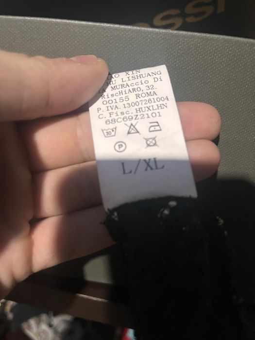 Елегантен дамски топ от черна дантела с бродерия.