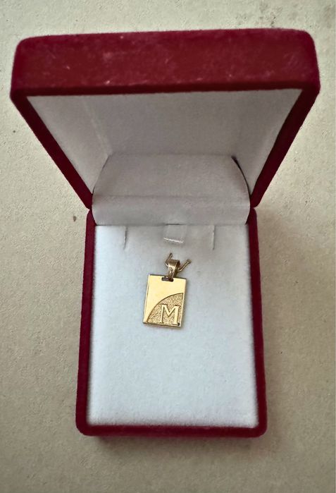 Висулка с буквата "М"