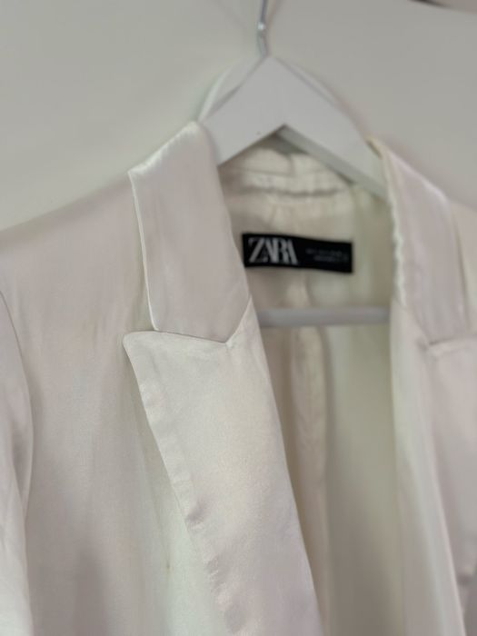 Сатенен бял блейзър Зара