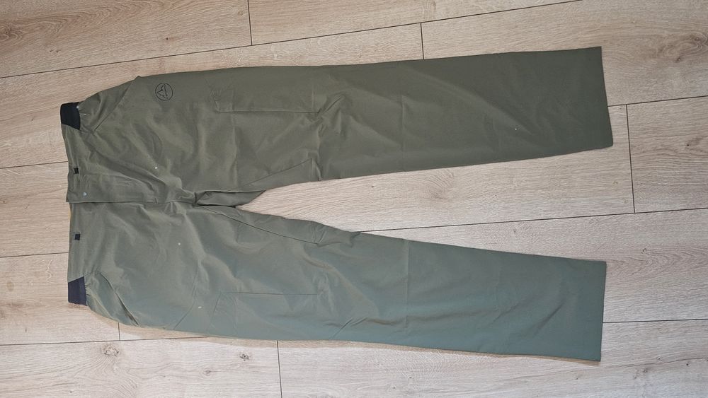 Vând pantaloni La Sportiva