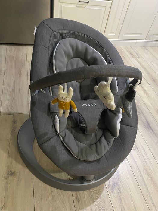 Vând balansoar/șezlong Nuna Leaf Grow, cu bară de jucării inclusă