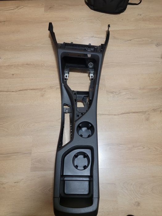 Централна конзола х1 е84