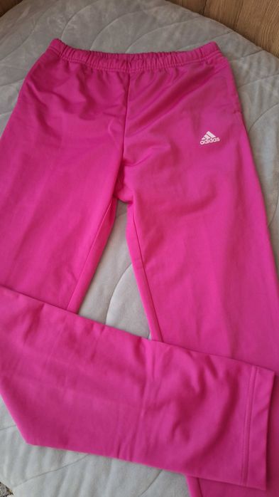 Нов екип Adidas.Без етикет.Размер 164. Става и за xs/s. Розово/циклама
