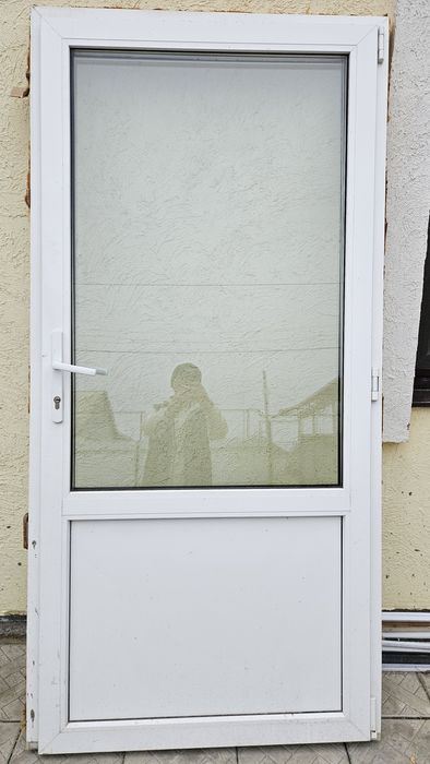 Продам пластиковую дверь.