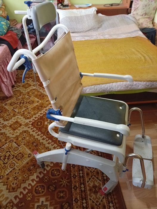Количка за баня за трудноподвижни хора