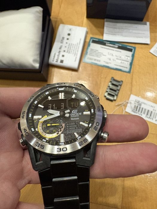 Продавам часовник Casio Edifice ECB 40