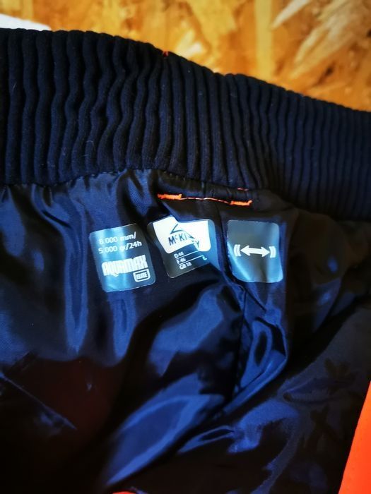 Vand pantaloni de iarna impermeabili schi snowboard etc noi sau apro