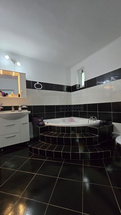 Casa individuala cu etaj, mobilata si utilata. Locatie excelenta!