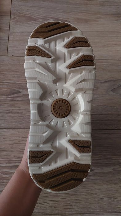 Продам ботинки UGG