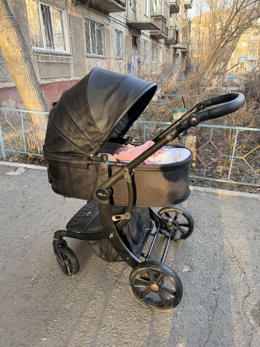 Детская коляска из эко кожи