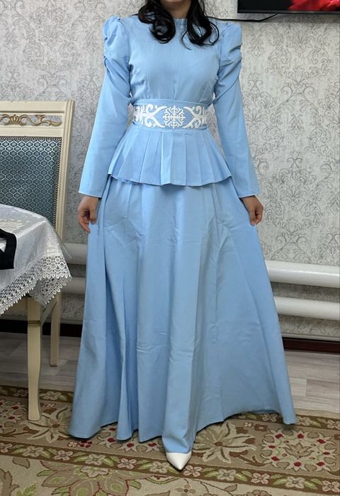 Новое платье голубого цвета.