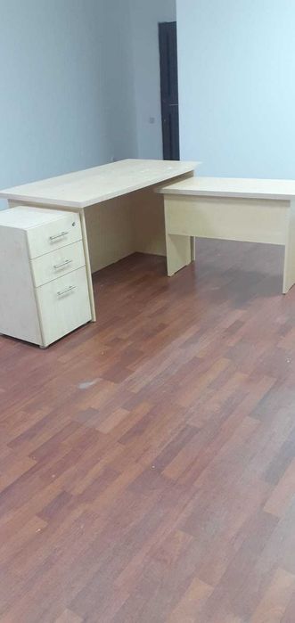 Офисный стол с полочками