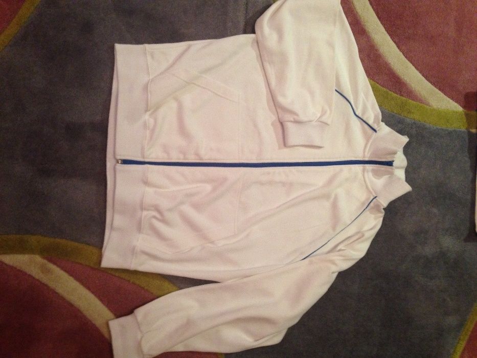 Продавам маркови дрехи за момче на 14-15 год.Тениска Адидас. 2 жилетки