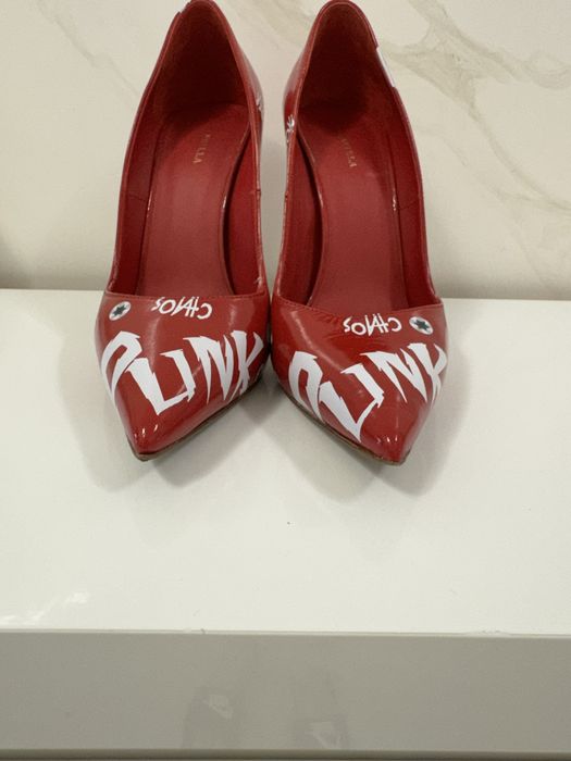 Елегантни обувки на ток