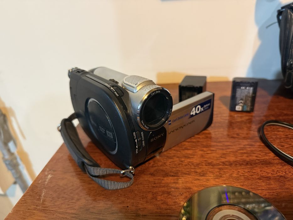 Видеокамера Sony DSR-DVD608+ фотоаппарат в подарок Skina SK222D