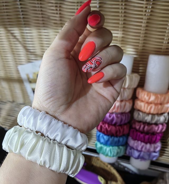 Сатенено скрънчи класик, мини и с дантела.