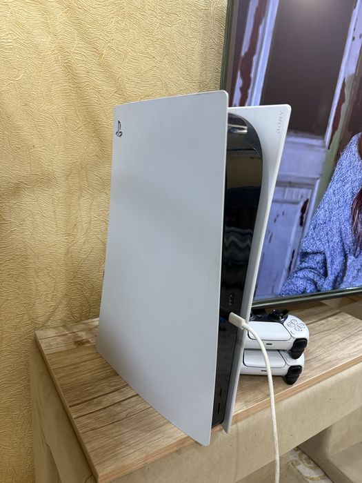 Ps5 продается 1тб 2 джостика