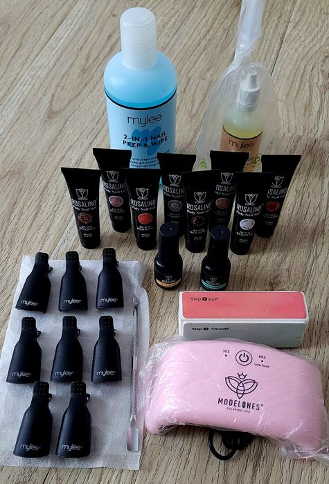 Vând produse unghii