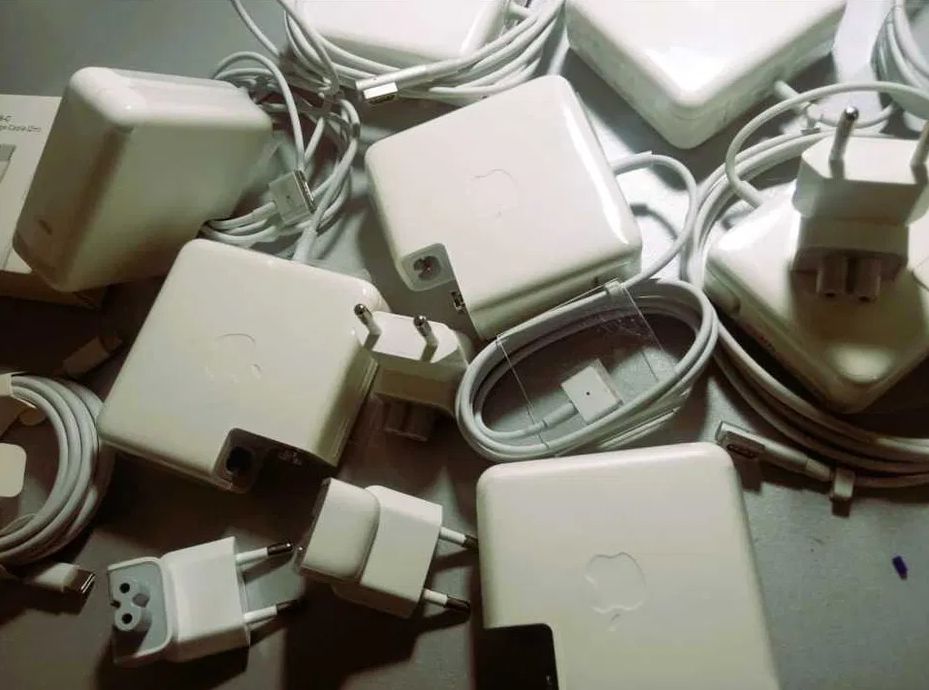 на MacBook зарядник блок питания .