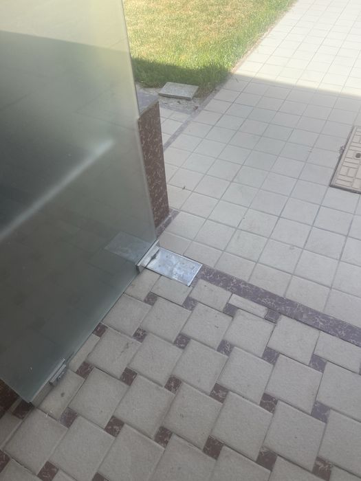 Большой витраж AKFA с двумя стеклянными дверями