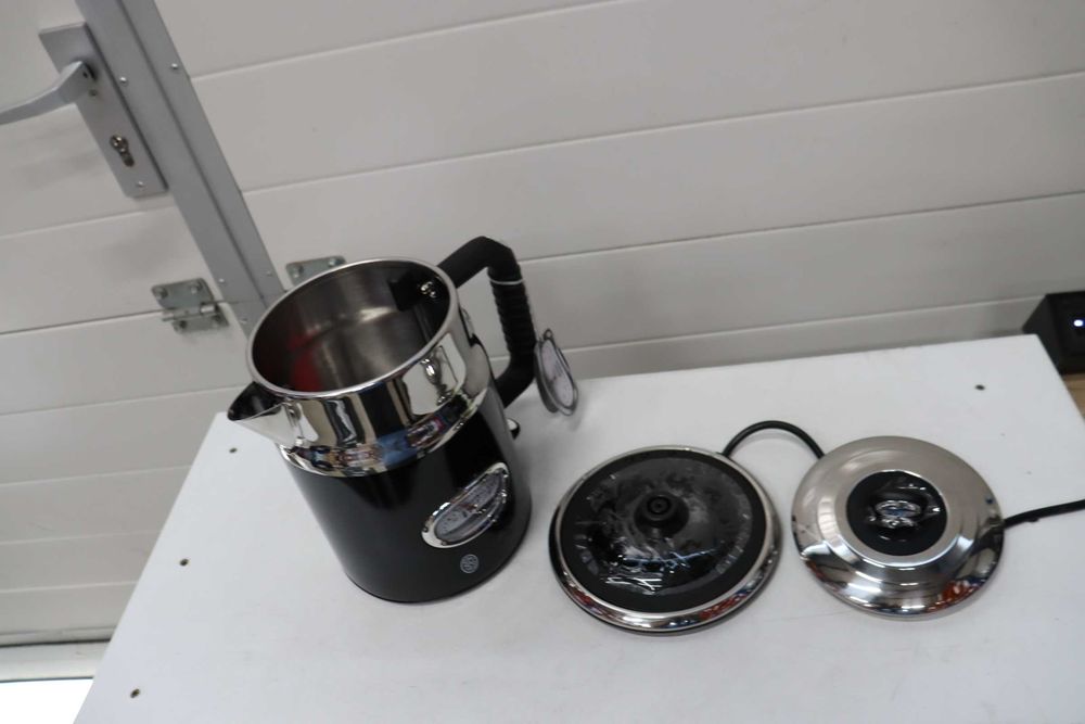 Електрическа кана Russell Hobbs Retro Style 1.7 л – черна с корпус от неръждаема стомана