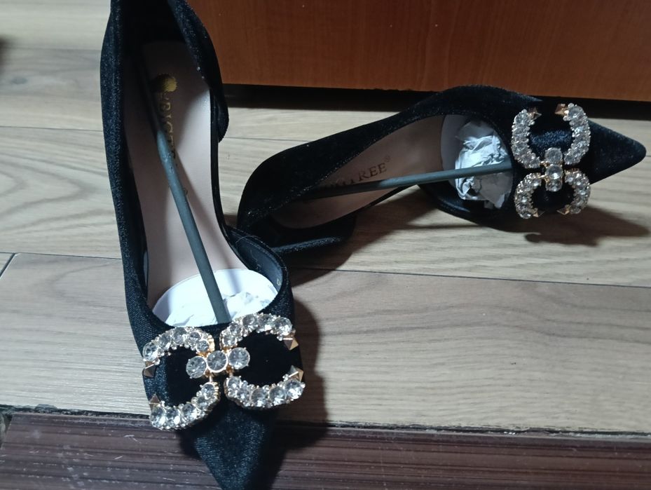 Pantofi cu toc din catifea