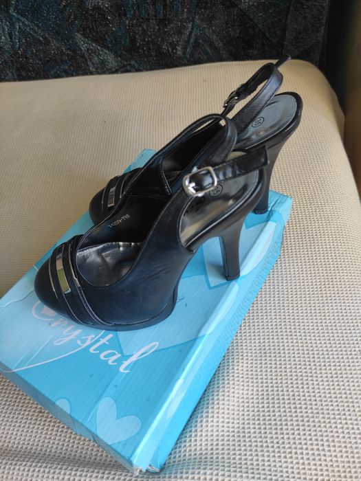 Pantofi din piele  cu toc și talpă înaltă, nr.35.
Sunt noi nouți în am