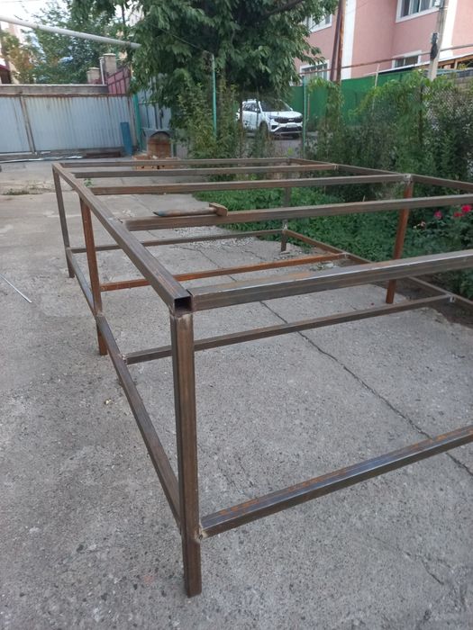 Продам металлический стол.