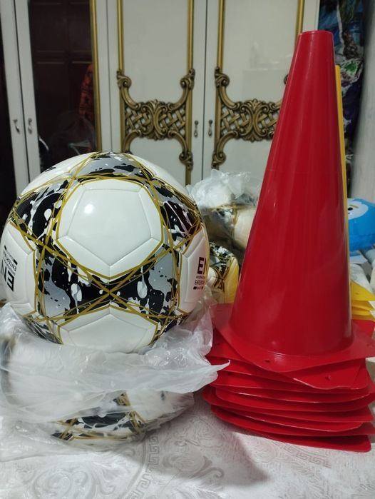 Футбольные  мячи  и конусы
