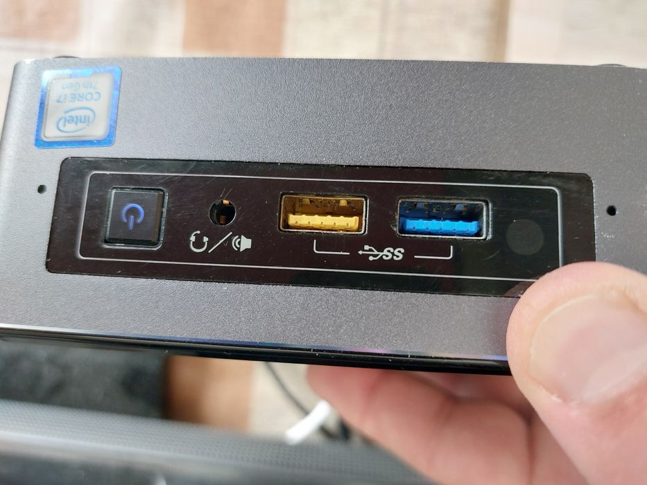 Nuc i7  Мини компютър