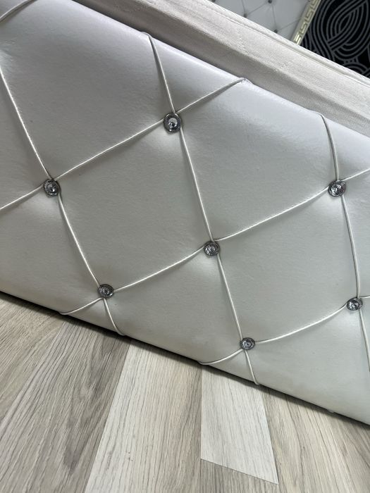 Pat cu saltea  si noptiere de vanzare