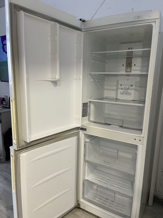 Холодильник LG, в рабочем состоянии.