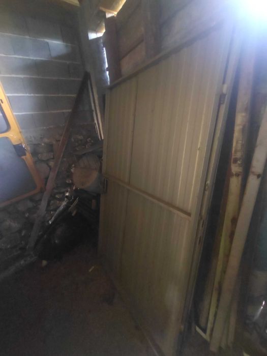 два броя гаражни врати за два гаража