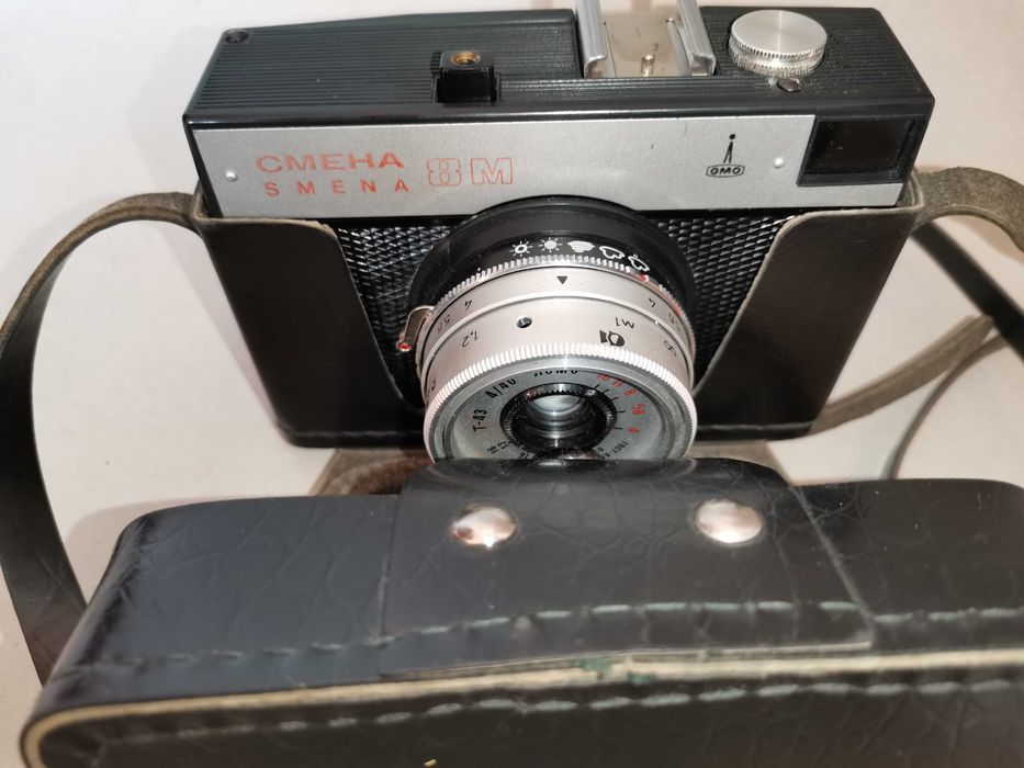 фотоапарати "Смена 8М" и "PRAKTIKA DPix 740Z"