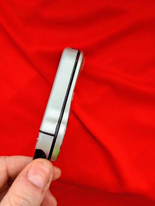 Motorola v70 Nou + accesorii originale ( decodat,folie pe clapetă)