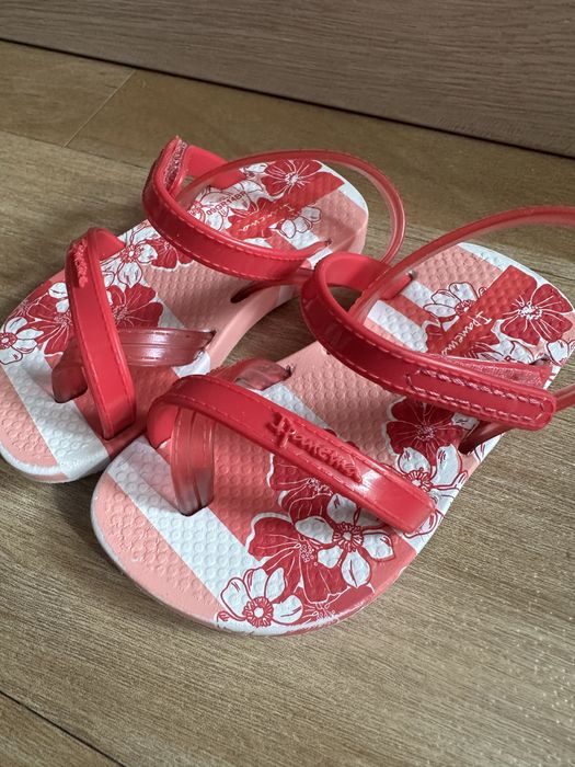 Сандали Crocs, Ipanema, H&M и кецове U.S. Polo Assn