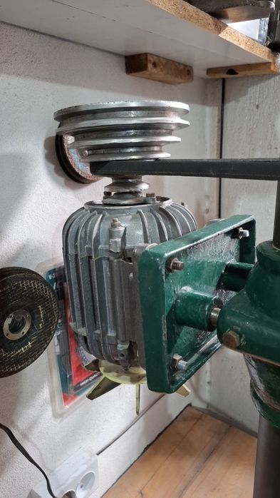 Сверлильный станок сотилади.Состояние отличное.Работает на 220вольт.