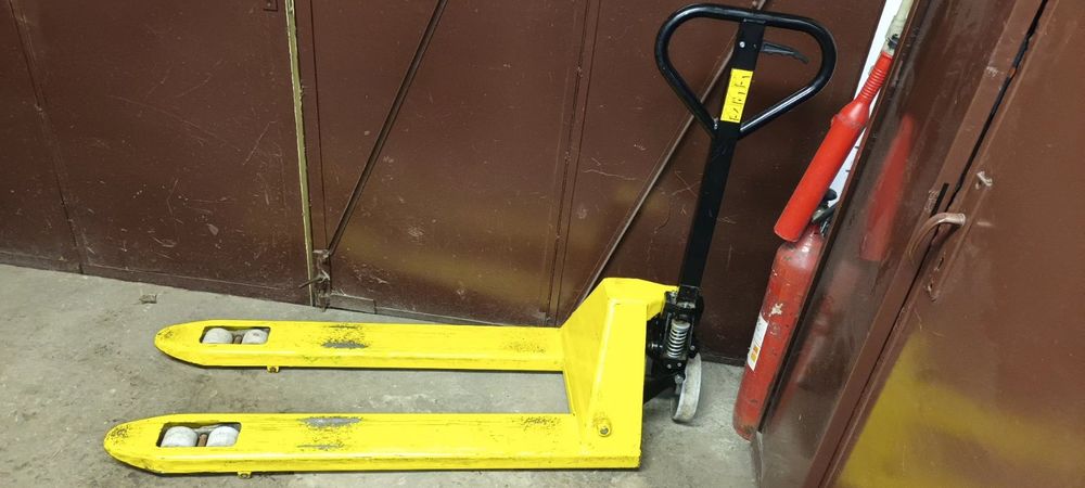 Продавам палетна количка 2.5т