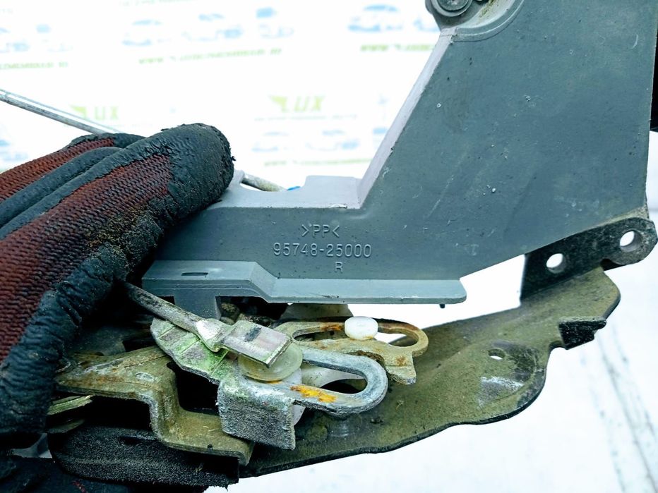 Broasca incuietoare dreapta fata 95748-25000 Hyundai Accent MC  [din 2006 pana  2011]