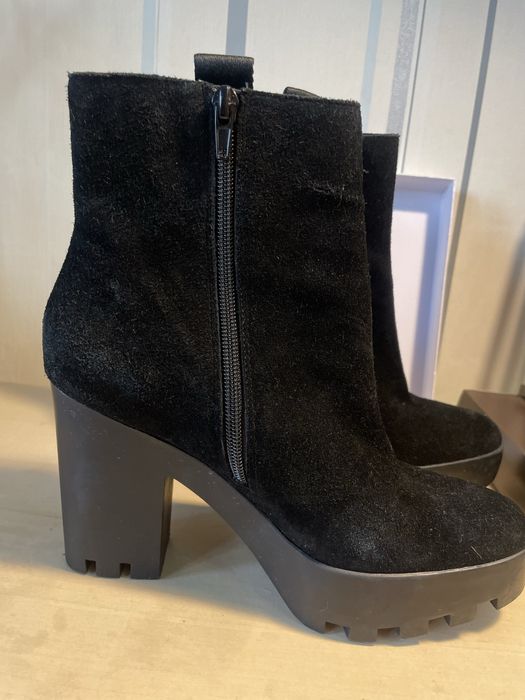 Продам демисезонные  ботинуи Calvin Klein Jeans