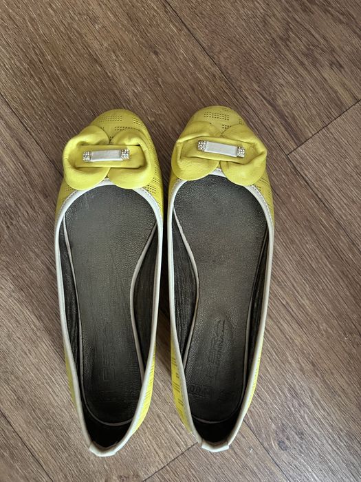 Продам кожаные женские туфли
