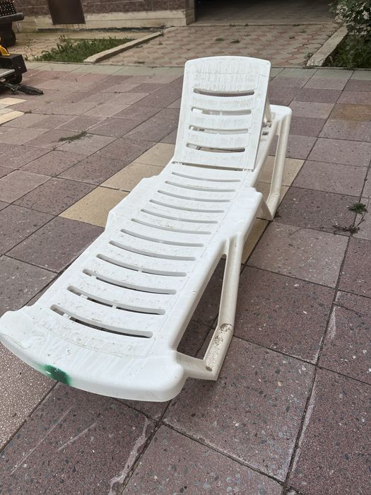 Шезлонг лежак пластиковый