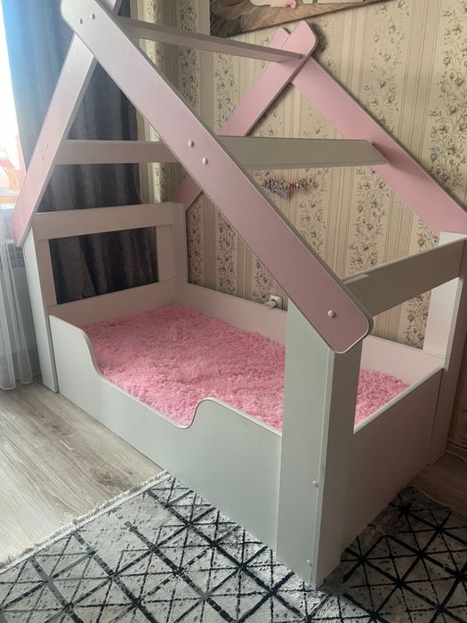 Продам детскую кроватку домик