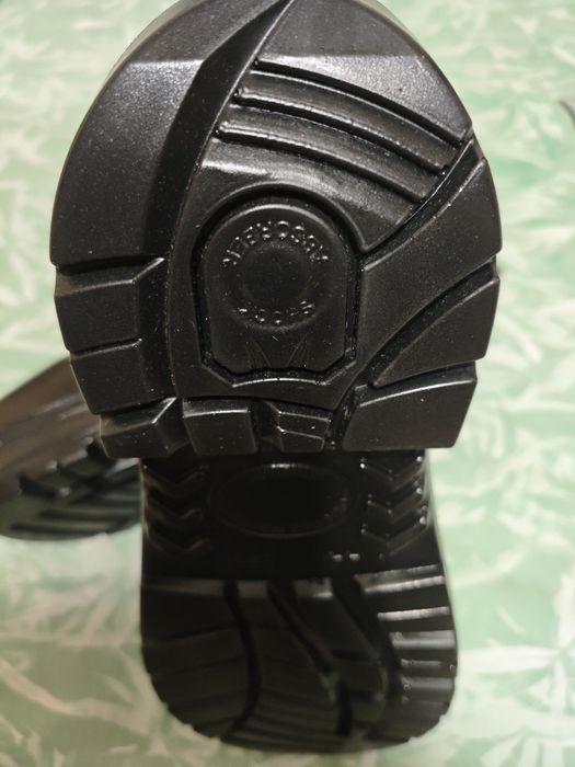 Чисто нови черни боти