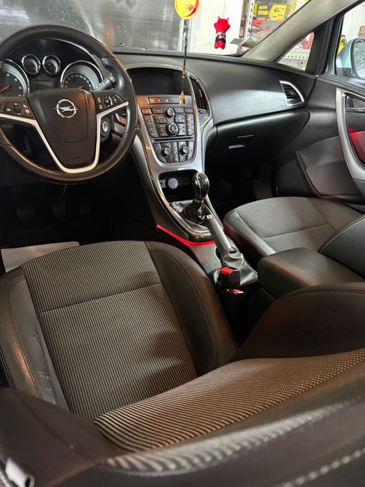 Vând  Opel astra j