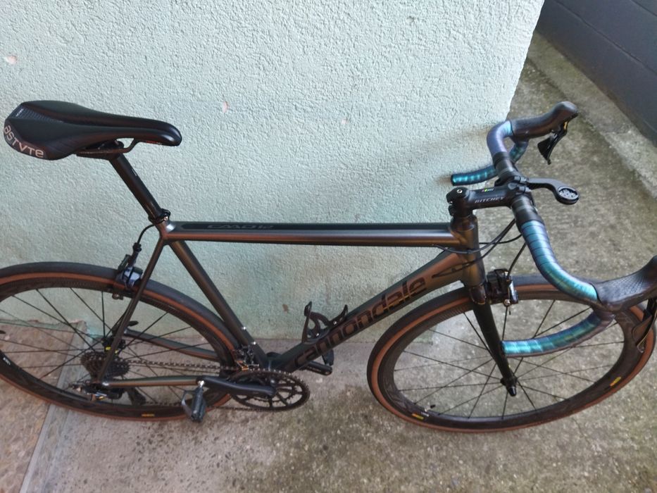 Cursiera carbon Canyon Ultimate Slx și Cannondale Caad 12