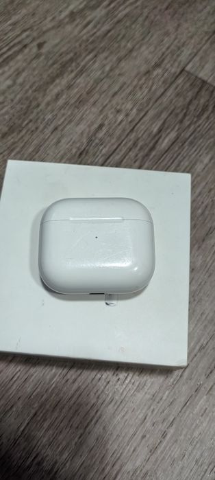 Продам IPhone 11, Air pods 3