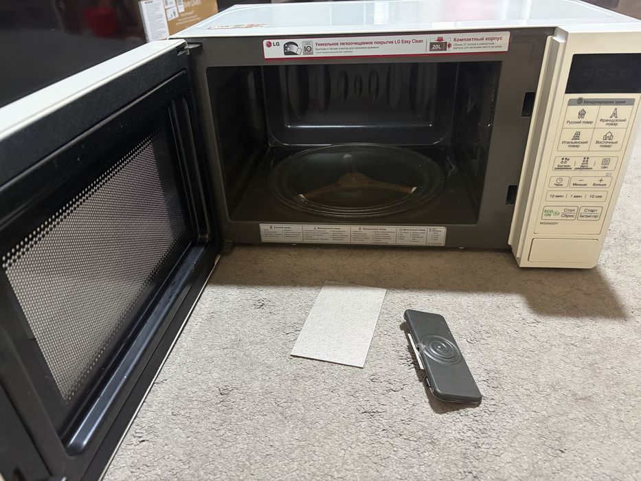 Продаю микроволновку LG MS2042DY.Электрочайник в подарок.