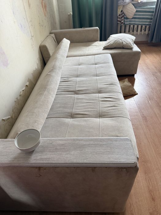 Продам диван купили год назад