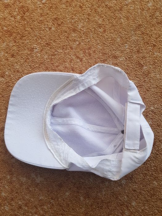 Шапка бял цвят запазена